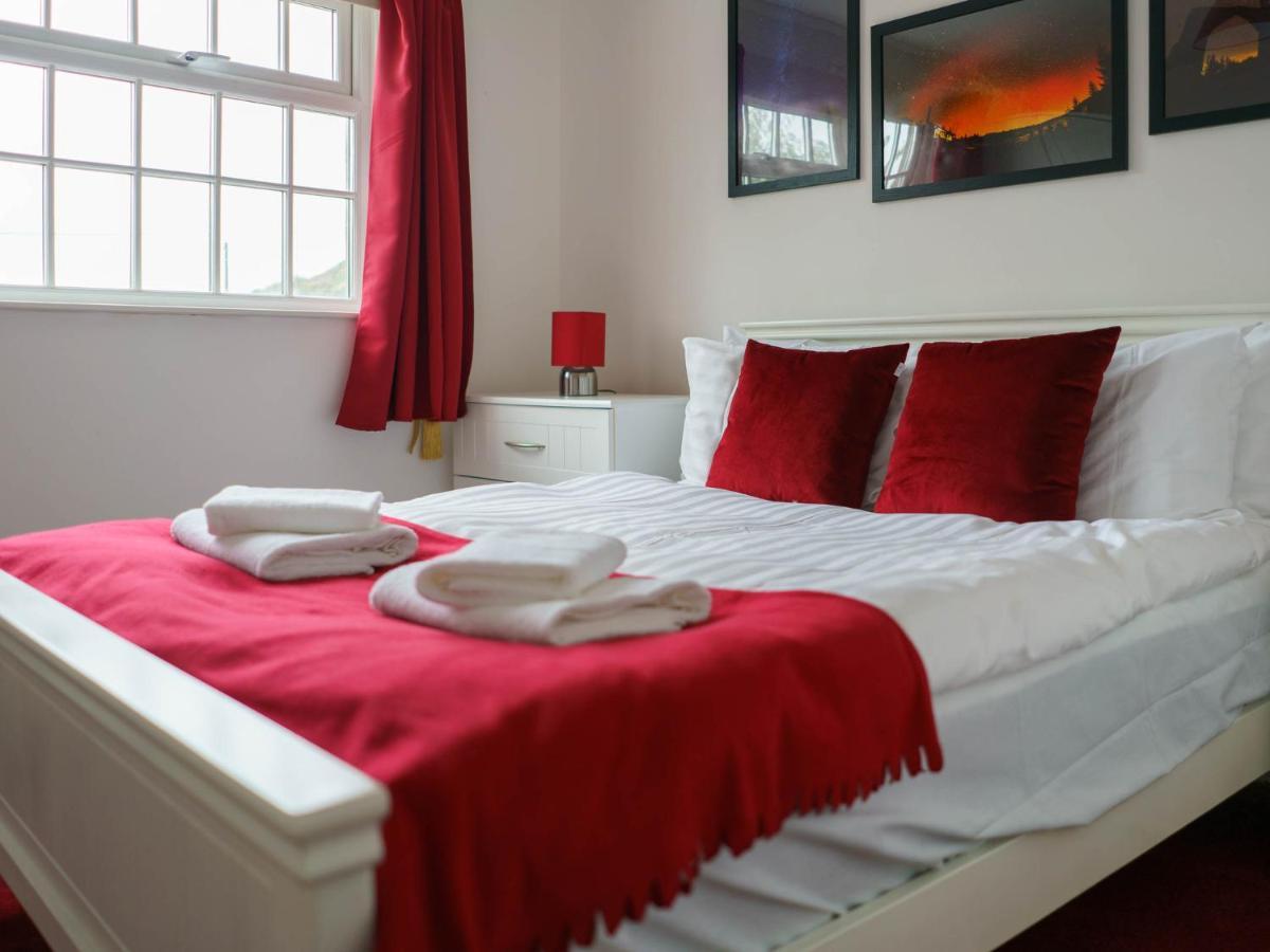 Pass The Keys Modern 2 Bed Flat Overlooking Aberaeron Harbour Exterior photo